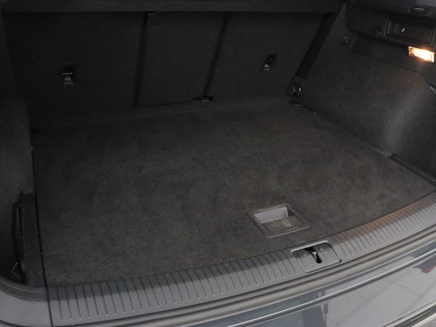 Volkswagen Tiguan 1.5 TSI Highline | Panoramadak | Stoelverwarming | Dynaudio | Massage | Trekhaak | Camera | Carplay | Virtual Cockpit | Adaptive cruise | Full LED | Carplay | Navigatie