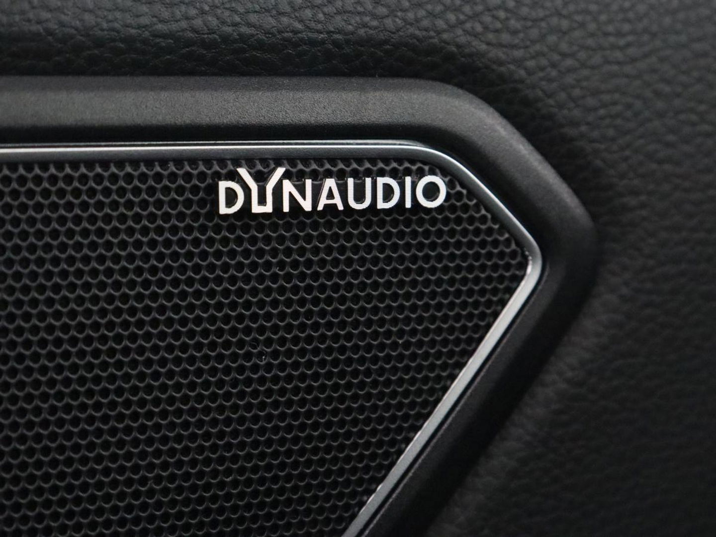 Volkswagen Tiguan 1.5 TSI Highline | Panoramadak | Stoelverwarming | Dynaudio | Massage | Trekhaak | Camera | Carplay | Virtual Cockpit | Adaptive cruise | Full LED | Carplay | Navigatie