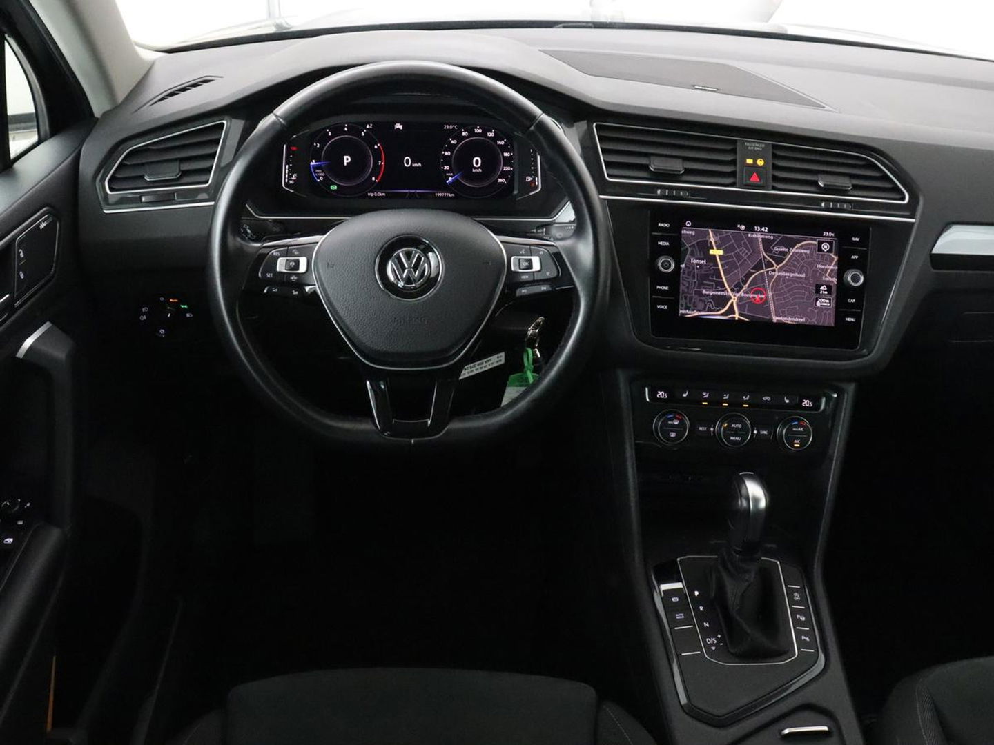 Volkswagen Tiguan 1.5 TSI Highline | Panoramadak | Stoelverwarming | Dynaudio | Massage | Trekhaak | Camera | Carplay | Virtual Cockpit | Adaptive cruise | Full LED | Carplay | Navigatie