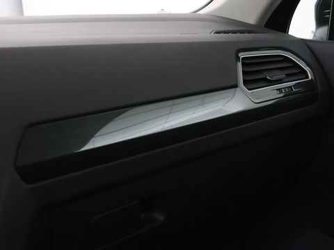 Volkswagen Tiguan 1.5 TSI Highline | Panoramadak | Stoelverwarming | Dynaudio | Massage | Trekhaak | Camera | Carplay | Virtual Cockpit | Adaptive cruise | Full LED | Carplay | Navigatie