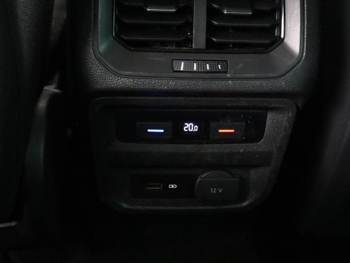 Volkswagen Tiguan 1.5 TSI Highline | Panoramadak | Stoelverwarming | Dynaudio | Massage | Trekhaak | Camera | Carplay | Virtual Cockpit | Adaptive cruise | Full LED | Carplay | Navigatie