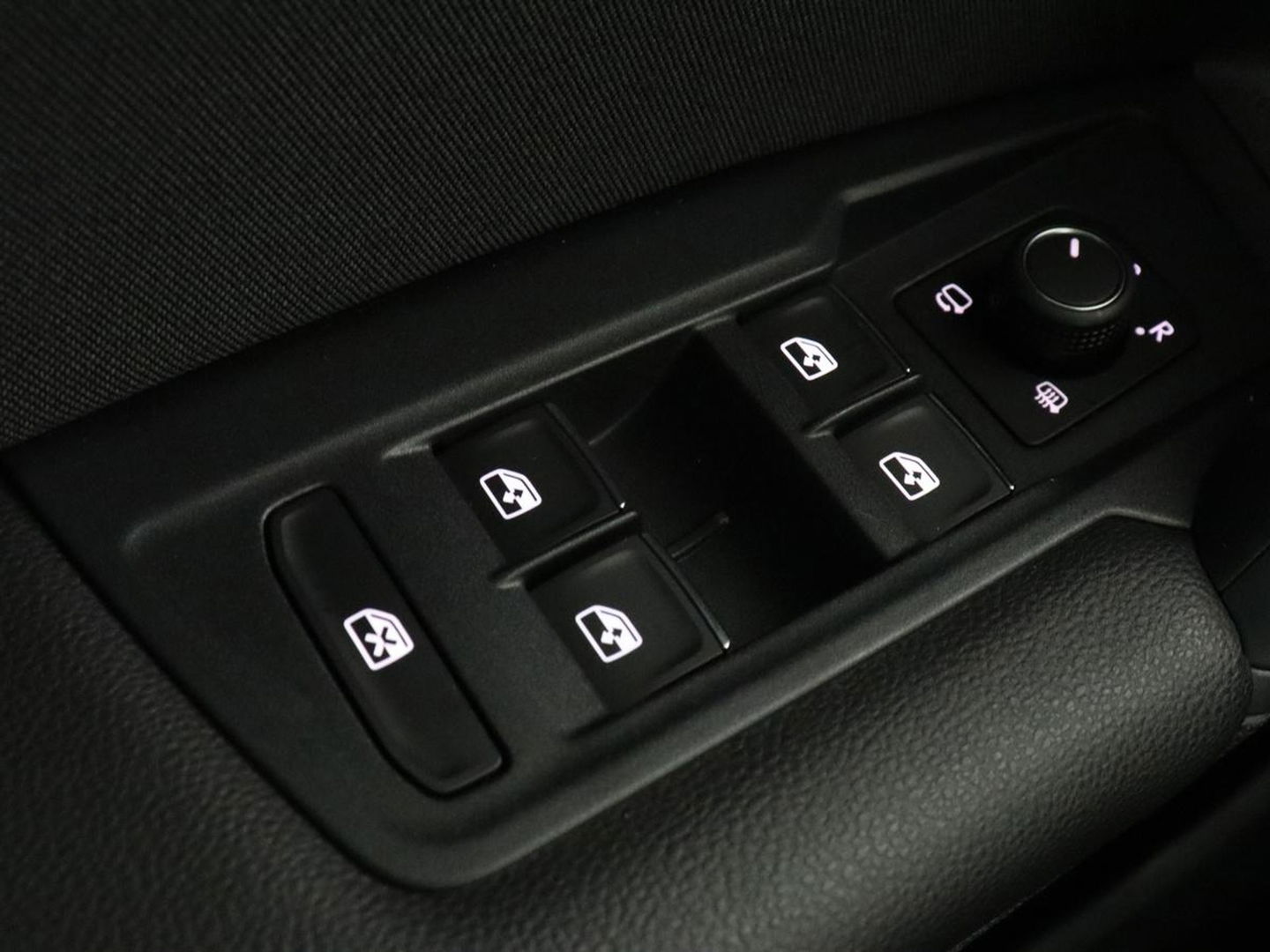 Volkswagen Tiguan 1.5 TSI Highline | Panoramadak | Stoelverwarming | Dynaudio | Massage | Trekhaak | Camera | Carplay | Virtual Cockpit | Adaptive cruise | Full LED | Carplay | Navigatie