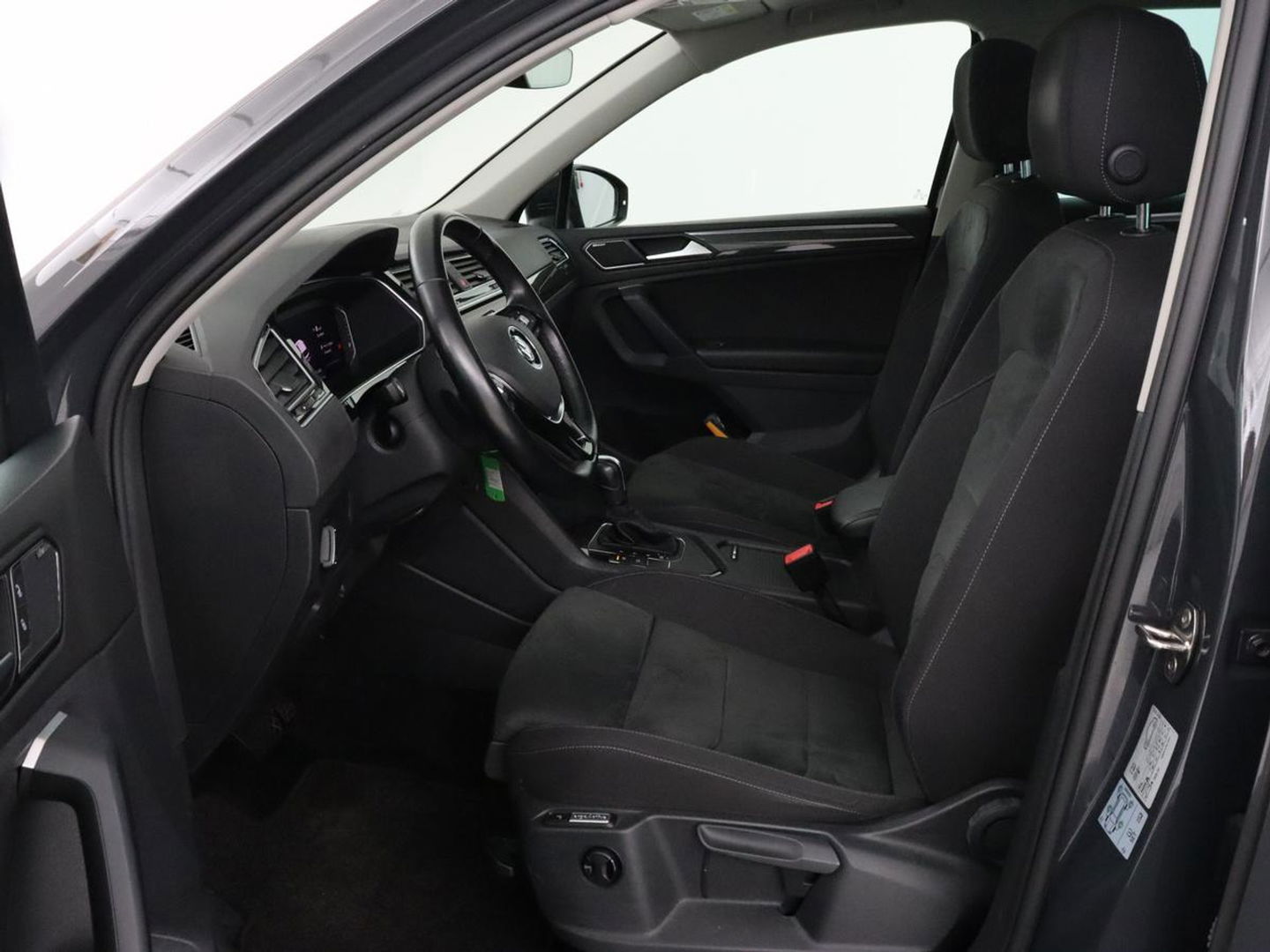 Volkswagen Tiguan 1.5 TSI Highline | Panoramadak | Stoelverwarming | Dynaudio | Massage | Trekhaak | Camera | Carplay | Virtual Cockpit | Adaptive cruise | Full LED | Carplay | Navigatie