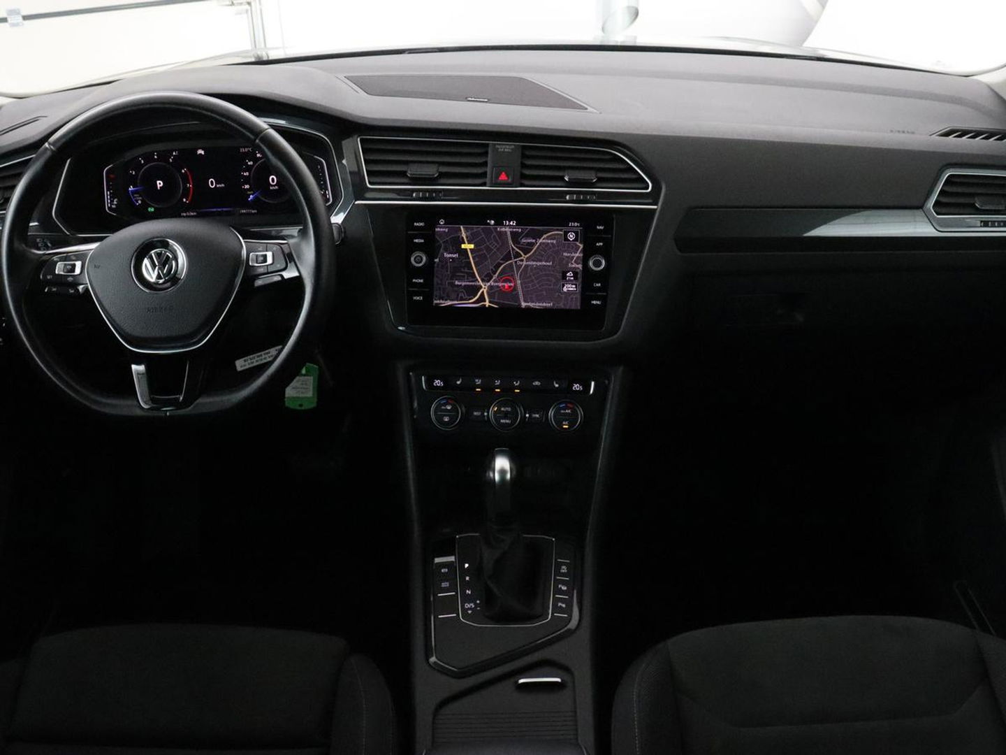 Volkswagen Tiguan 1.5 TSI Highline | Panoramadak | Stoelverwarming | Dynaudio | Massage | Trekhaak | Camera | Carplay | Virtual Cockpit | Adaptive cruise | Full LED | Carplay | Navigatie