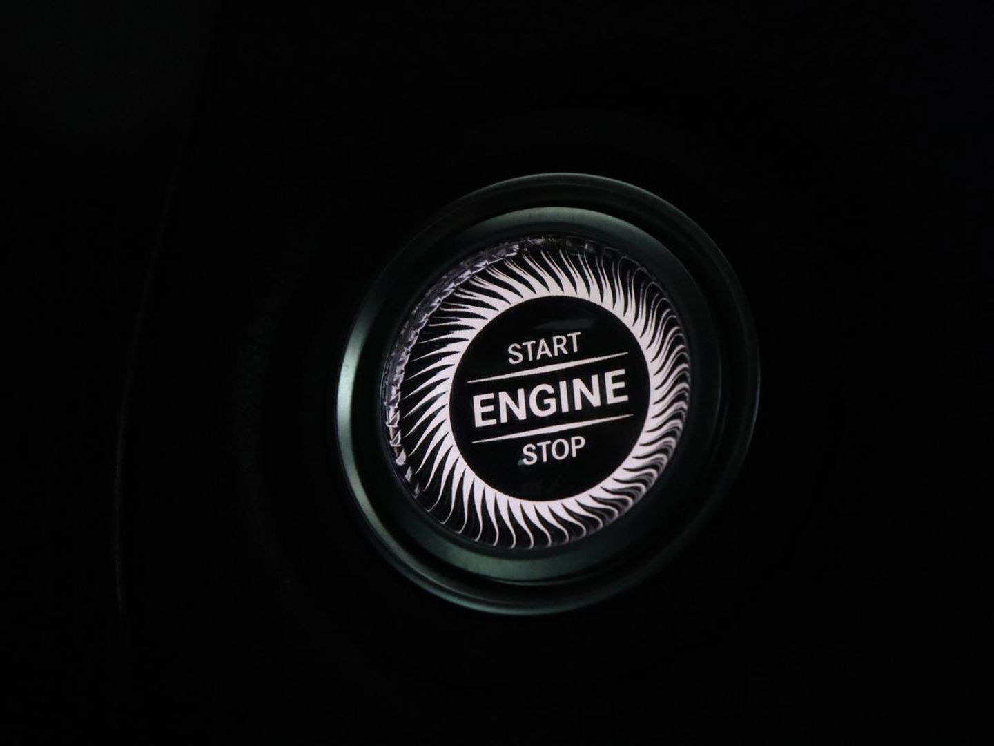 Mercedes-Benz GLC 300e 4Matic AMG Line | Panoramadak | Trekhaak | Stoelverwarming | Carplay | Leder/Alcantara | Keyless | Navigatie