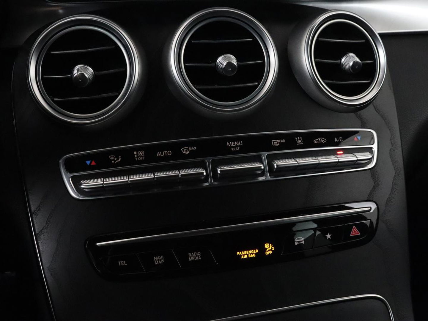 Mercedes-Benz GLC 300e 4Matic AMG Line | Panoramadak | Trekhaak | Stoelverwarming | Carplay | Leder/Alcantara | Keyless | Navigatie