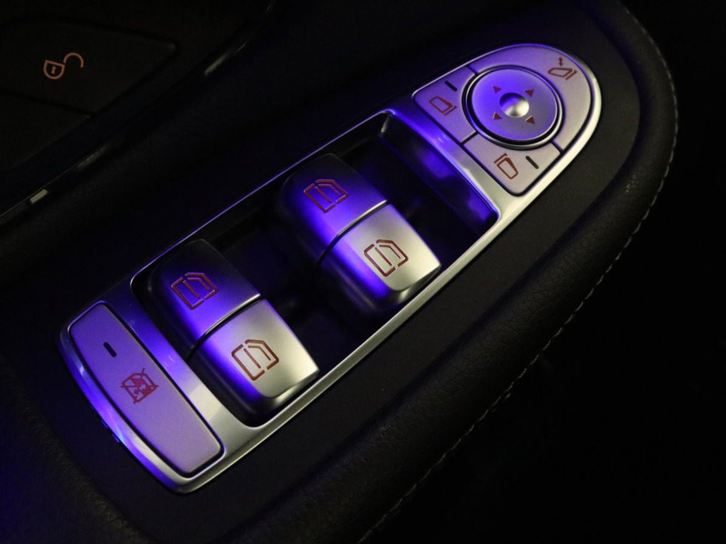 Mercedes-Benz GLC 300e 4Matic AMG Line | Panoramadak | Trekhaak | Stoelverwarming | Carplay | Leder/Alcantara | Keyless | Navigatie