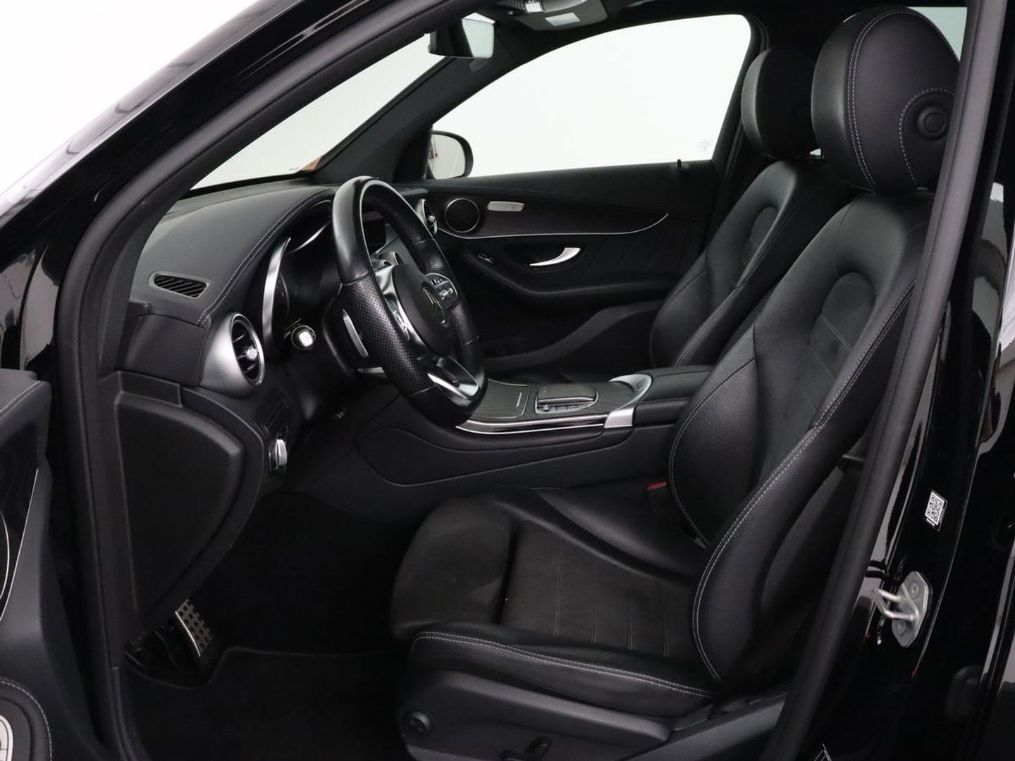 Mercedes-Benz GLC 300e 4Matic AMG Line | Panoramadak | Trekhaak | Stoelverwarming | Carplay | Leder/Alcantara | Keyless | Navigatie
