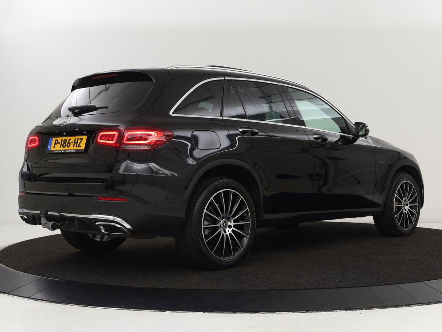 Mercedes-Benz GLC 300e 4Matic AMG Line | Panoramadak | Trekhaak | Stoelverwarming | Carplay | Leder/Alcantara | Keyless | Navigatie