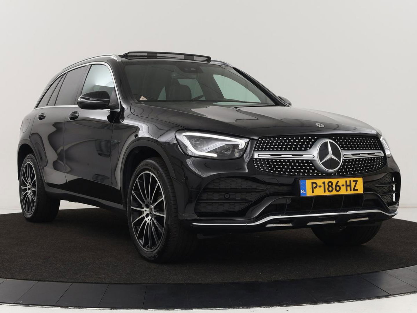 Mercedes-Benz GLC 300e 4Matic AMG Line | Panoramadak | Trekhaak | Stoelverwarming | Carplay | Leder/Alcantara | Keyless | Navigatie