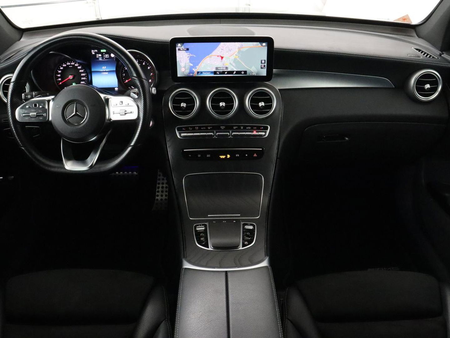Mercedes-Benz GLC 300e 4Matic AMG Line | Panoramadak | Trekhaak | Stoelverwarming | Carplay | Leder/Alcantara | Keyless | Navigatie