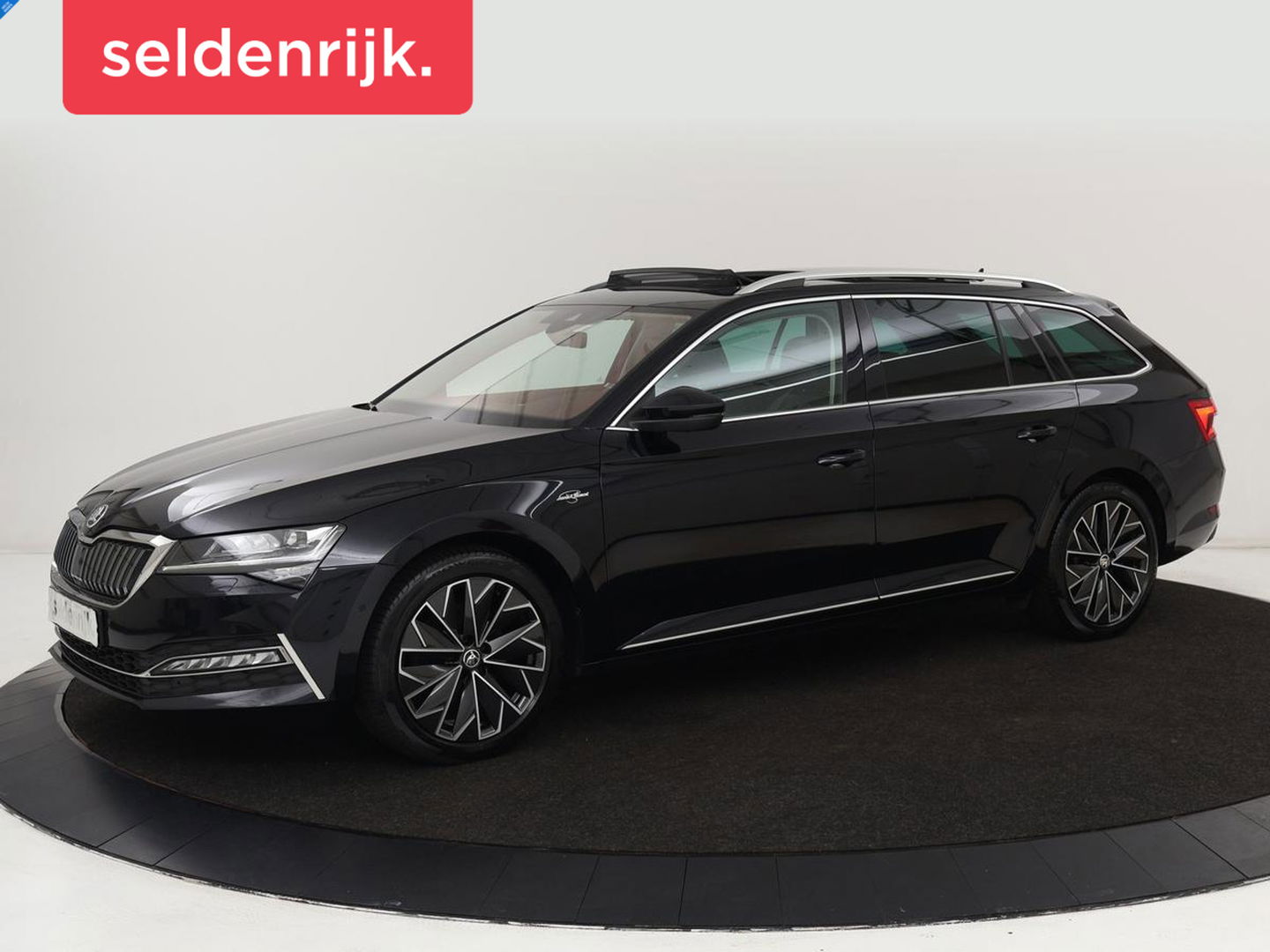 Škoda Superb 1.4 TSI iV Laurin & Klement | Panoramadak | Stoelventilatie | Trekhaak | Leder | Adaptive cruise | Virtual Cockpit | 360 Camera | Carplay | Full LED | Navigatie | Achterbankverwarming