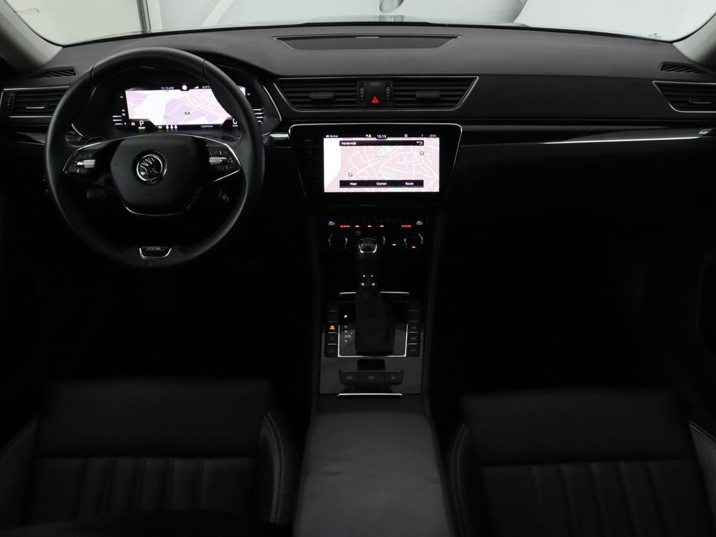 Škoda Superb 1.4 TSI iV Laurin & Klement | Panoramadak | Stoelventilatie | Trekhaak | Leder | Adaptive cruise | Virtual Cockpit | 360 Camera | Carplay | Full LED | Navigatie | Achterbankverwarming