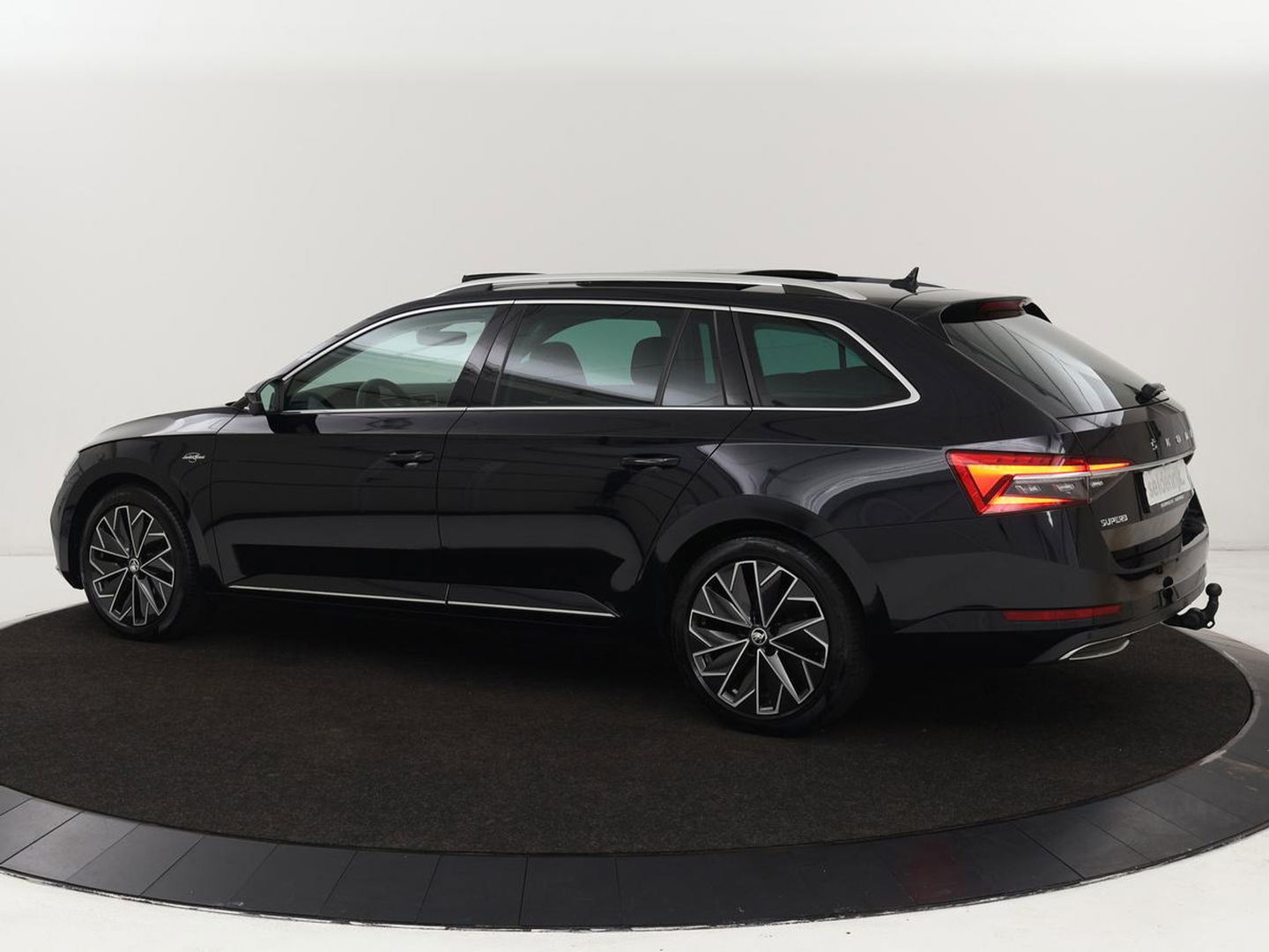 Škoda Superb 1.4 TSI iV Laurin & Klement | Panoramadak | Stoelventilatie | Trekhaak | Leder | Adaptive cruise | Virtual Cockpit | 360 Camera | Carplay | Full LED | Navigatie | Achterbankverwarming