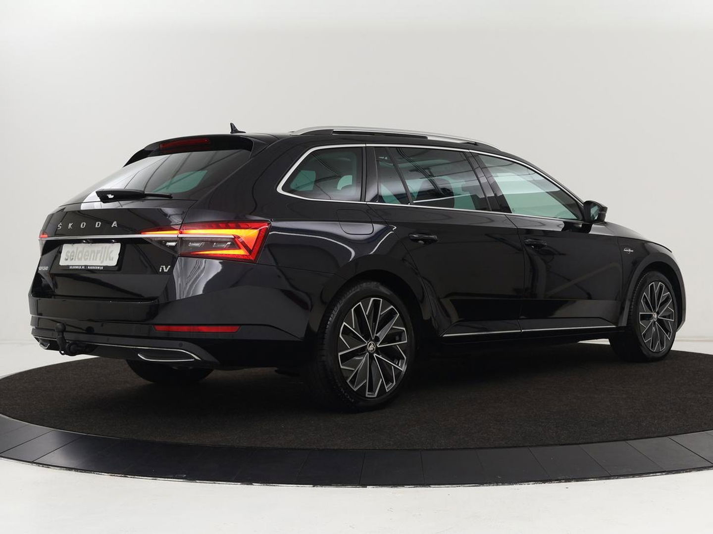 Škoda Superb 1.4 TSI iV Laurin & Klement | Panoramadak | Stoelventilatie | Trekhaak | Leder | Adaptive cruise | Virtual Cockpit | 360 Camera | Carplay | Full LED | Navigatie | Achterbankverwarming