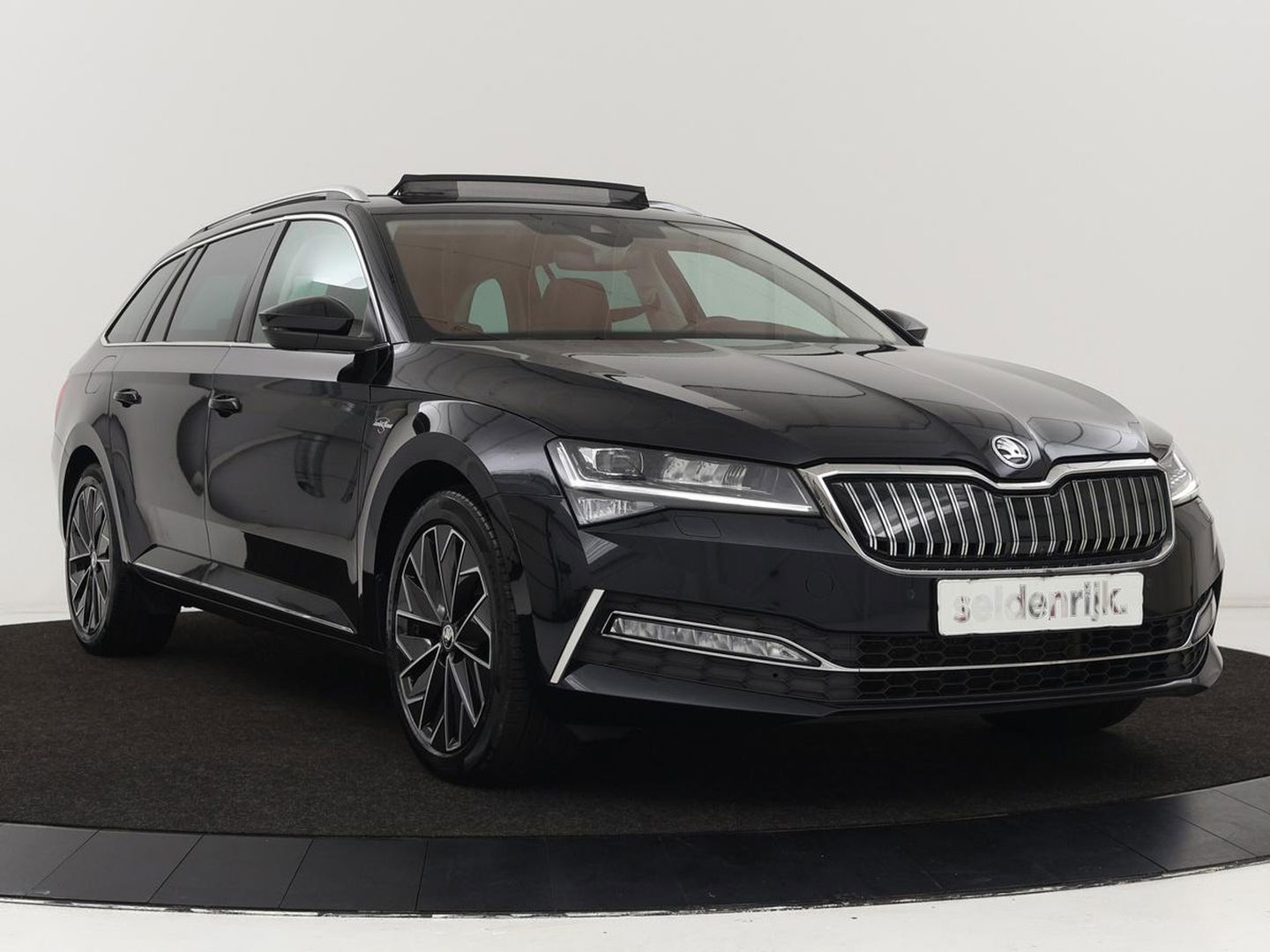Škoda Superb 1.4 TSI iV Laurin & Klement | Panoramadak | Stoelventilatie | Trekhaak | Leder | Adaptive cruise | Virtual Cockpit | 360 Camera | Carplay | Full LED | Navigatie | Achterbankverwarming