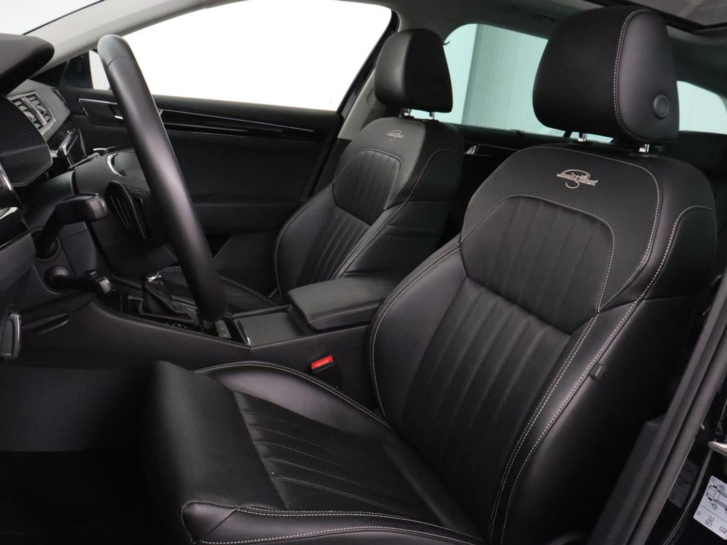 Škoda Superb 1.4 TSI iV Laurin & Klement | Panoramadak | Stoelventilatie | Trekhaak | Leder | Adaptive cruise | Virtual Cockpit | 360 Camera | Carplay | Full LED | Navigatie | Achterbankverwarming