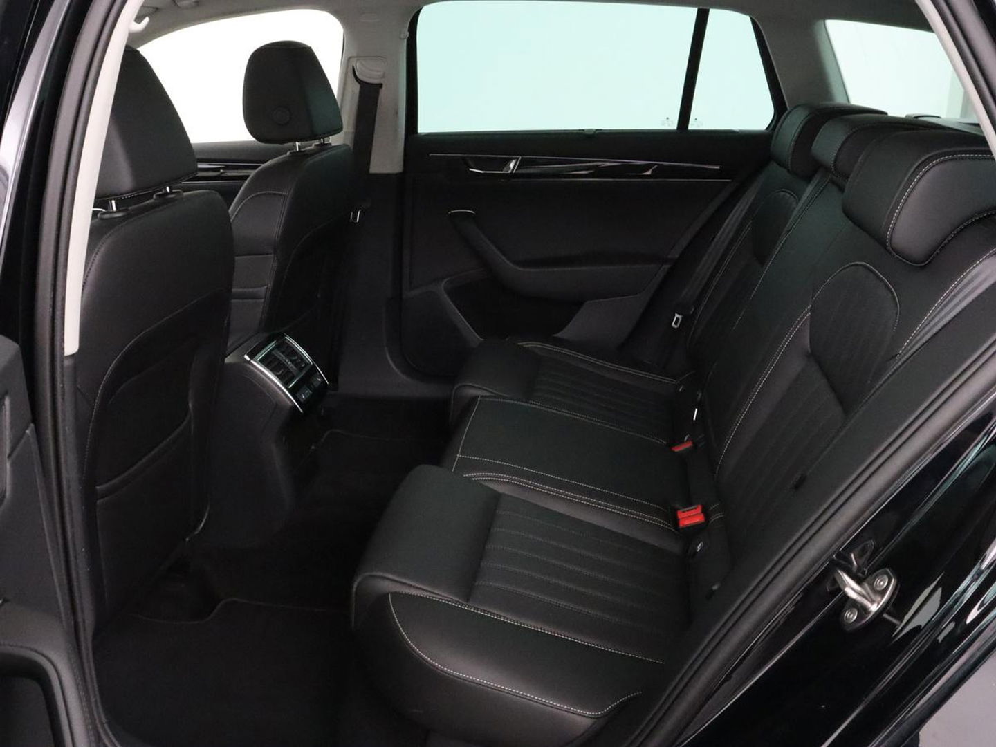 Škoda Superb 1.4 TSI iV Laurin & Klement | Panoramadak | Stoelventilatie | Trekhaak | Leder | Adaptive cruise | Virtual Cockpit | 360 Camera | Carplay | Full LED | Navigatie | Achterbankverwarming