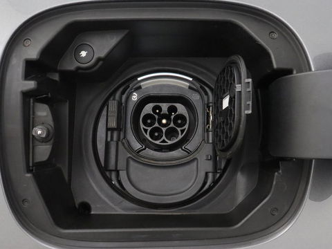 Mercedes-Benz GLA 250e Urban | Panoramadak | Stoelverwarming | Trekhaak | Carplay | Half leder | Camera | Navigatie | Widescreen | Park Assist | Climate control | Full LED