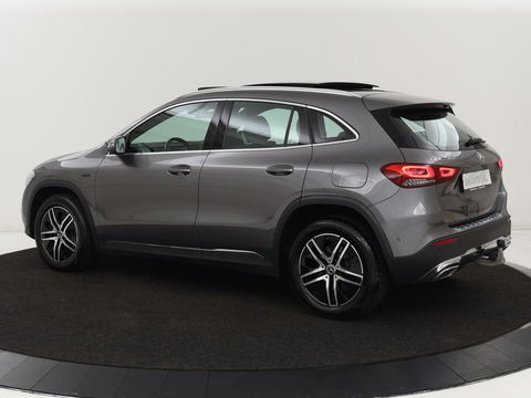 Mercedes-Benz GLA 250e Urban | Panoramadak | Stoelverwarming | Trekhaak | Carplay | Half leder | Camera | Navigatie | Widescreen | Park Assist | Climate control | Full LED