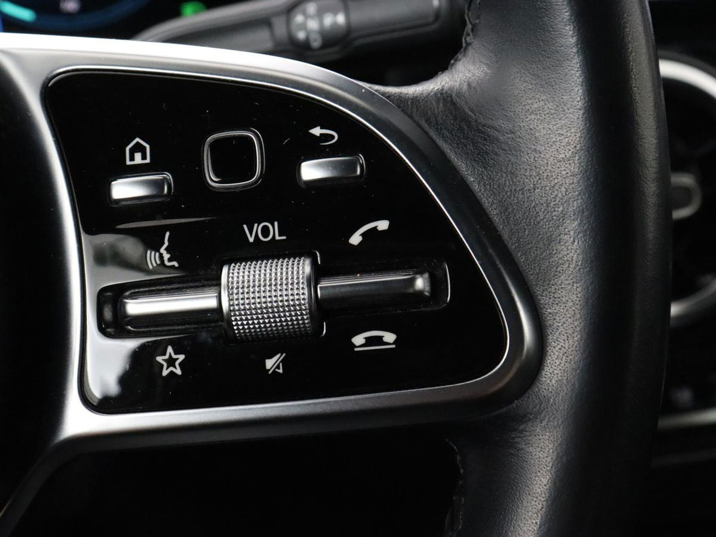 Mercedes-Benz GLA 250e Urban | Panoramadak | Stoelverwarming | Trekhaak | Carplay | Half leder | Camera | Navigatie | Widescreen | Park Assist | Climate control | Full LED