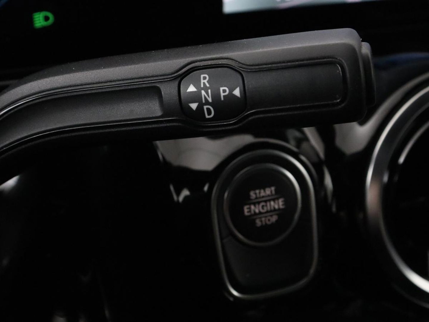 Mercedes-Benz GLA 250e Urban | Panoramadak | Stoelverwarming | Trekhaak | Carplay | Half leder | Camera | Navigatie | Widescreen | Park Assist | Climate control | Full LED