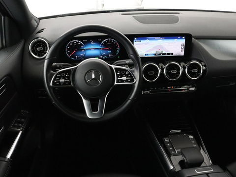 Mercedes-Benz GLA 250e Urban | Panoramadak | Stoelverwarming | Trekhaak | Carplay | Half leder | Camera | Navigatie | Widescreen | Park Assist | Climate control | Full LED