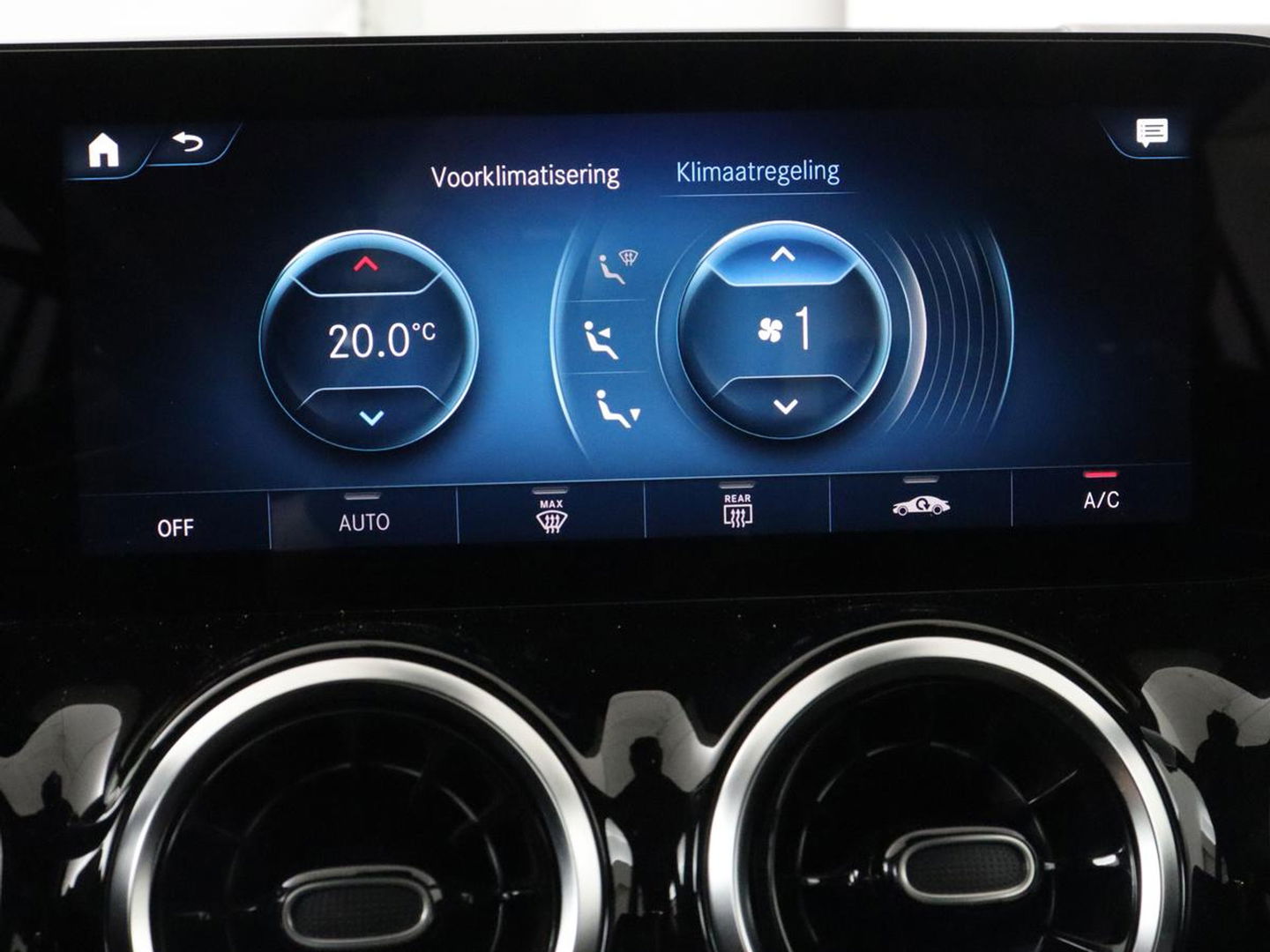 Mercedes-Benz GLA 250e Urban | Panoramadak | Stoelverwarming | Trekhaak | Carplay | Half leder | Camera | Navigatie | Widescreen | Park Assist | Climate control | Full LED