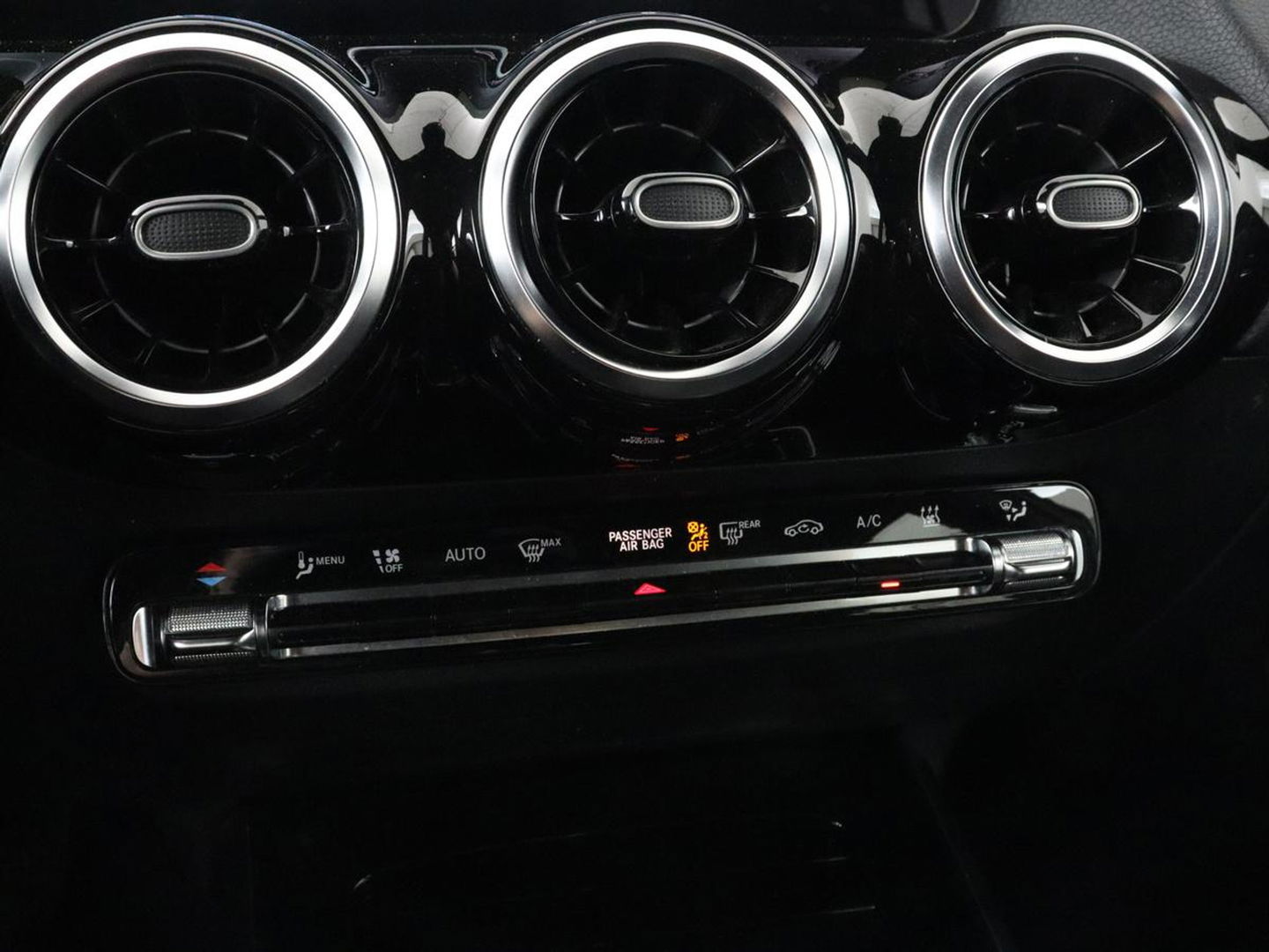 Mercedes-Benz GLA 250e Urban | Panoramadak | Stoelverwarming | Trekhaak | Carplay | Half leder | Camera | Navigatie | Widescreen | Park Assist | Climate control | Full LED
