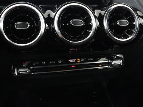Mercedes-Benz GLA 250e Urban | Panoramadak | Stoelverwarming | Trekhaak | Carplay | Half leder | Camera | Navigatie | Widescreen | Park Assist | Climate control | Full LED