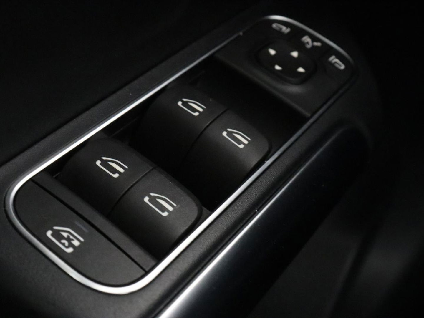 Mercedes-Benz GLA 250e Urban | Panoramadak | Stoelverwarming | Trekhaak | Carplay | Half leder | Camera | Navigatie | Widescreen | Park Assist | Climate control | Full LED