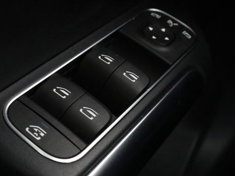 Mercedes-Benz GLA 250e Urban | Panoramadak | Stoelverwarming | Trekhaak | Carplay | Half leder | Camera | Navigatie | Widescreen | Park Assist | Climate control | Full LED