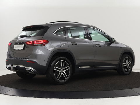 Mercedes-Benz GLA 250e Urban | Panoramadak | Stoelverwarming | Trekhaak | Carplay | Half leder | Camera | Navigatie | Widescreen | Park Assist | Climate control | Full LED