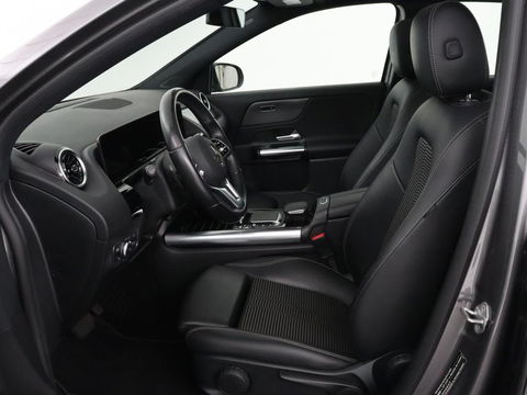 Mercedes-Benz GLA 250e Urban | Panoramadak | Stoelverwarming | Trekhaak | Carplay | Half leder | Camera | Navigatie | Widescreen | Park Assist | Climate control | Full LED