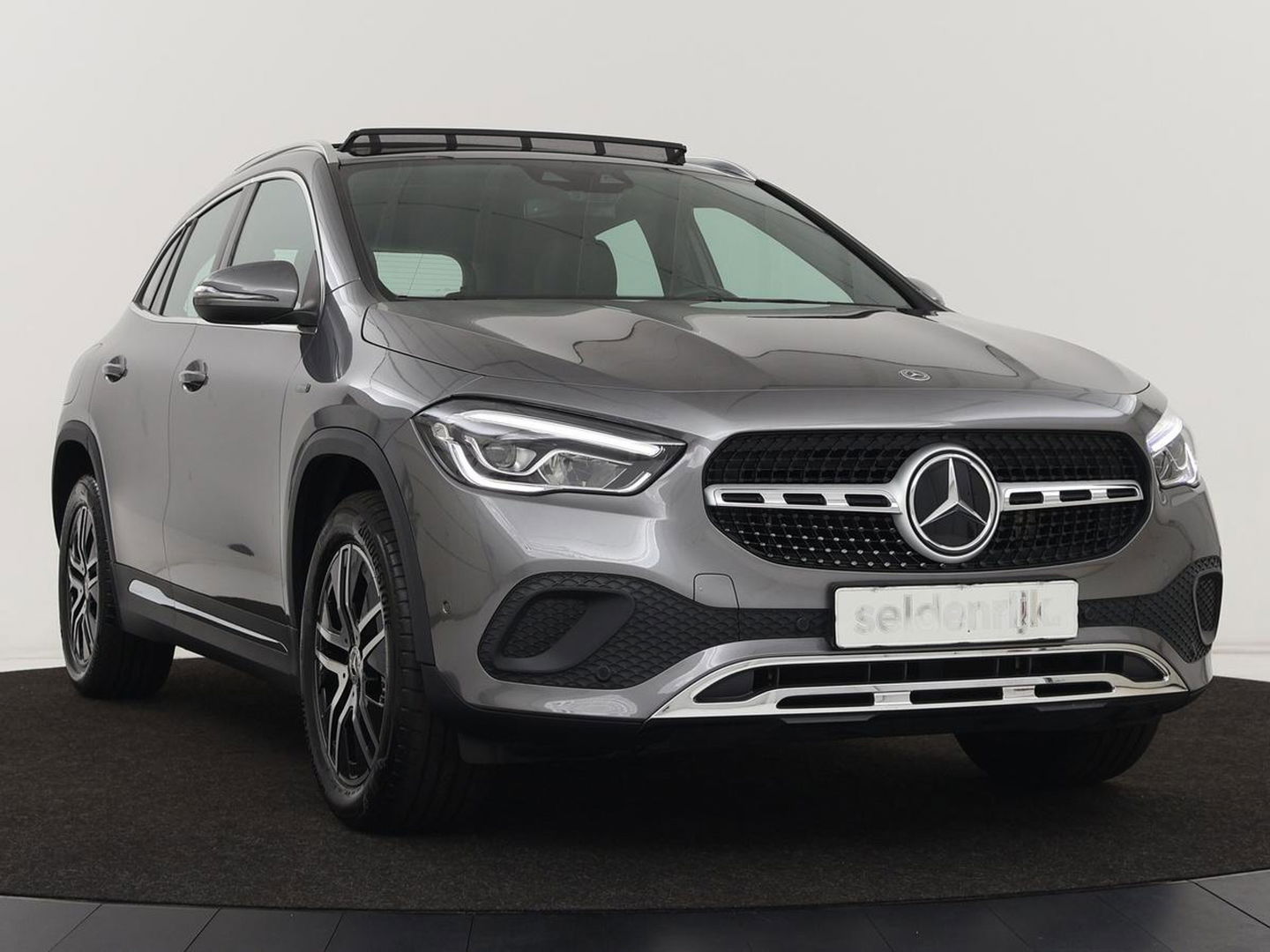 Mercedes-Benz GLA 250e Urban | Panoramadak | Stoelverwarming | Trekhaak | Carplay | Half leder | Camera | Navigatie | Widescreen | Park Assist | Climate control | Full LED