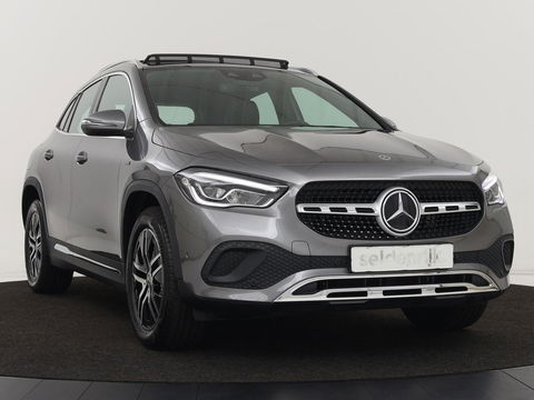 Mercedes-Benz GLA 250e Urban | Panoramadak | Stoelverwarming | Trekhaak | Carplay | Half leder | Camera | Navigatie | Widescreen | Park Assist | Climate control | Full LED