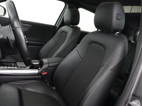 Mercedes-Benz GLA 250e Urban | Panoramadak | Stoelverwarming | Trekhaak | Carplay | Half leder | Camera | Navigatie | Widescreen | Park Assist | Climate control | Full LED