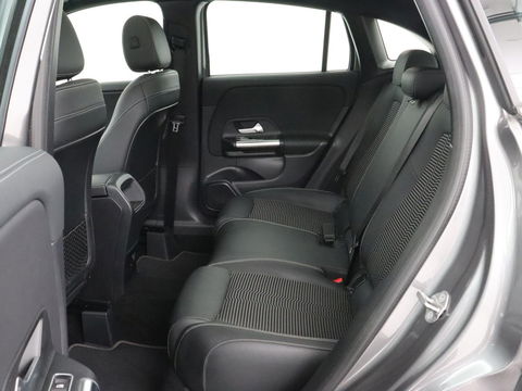 Mercedes-Benz GLA 250e Urban | Panoramadak | Stoelverwarming | Trekhaak | Carplay | Half leder | Camera | Navigatie | Widescreen | Park Assist | Climate control | Full LED