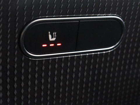 Mercedes-Benz GLA 250e Urban | Panoramadak | Stoelverwarming | Trekhaak | Carplay | Half leder | Camera | Navigatie | Widescreen | Park Assist | Climate control | Full LED