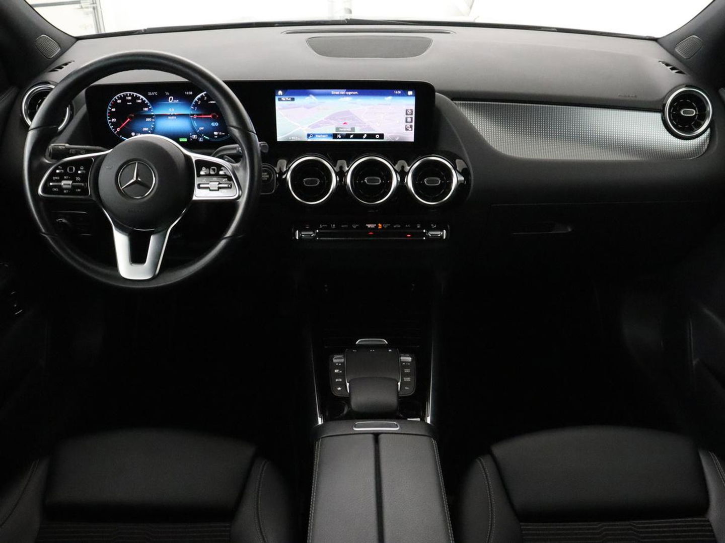 Mercedes-Benz GLA 250e Urban | Panoramadak | Stoelverwarming | Trekhaak | Carplay | Half leder | Camera | Navigatie | Widescreen | Park Assist | Climate control | Full LED