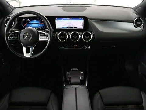 Mercedes-Benz GLA 250e Urban | Panoramadak | Stoelverwarming | Trekhaak | Carplay | Half leder | Camera | Navigatie | Widescreen | Park Assist | Climate control | Full LED