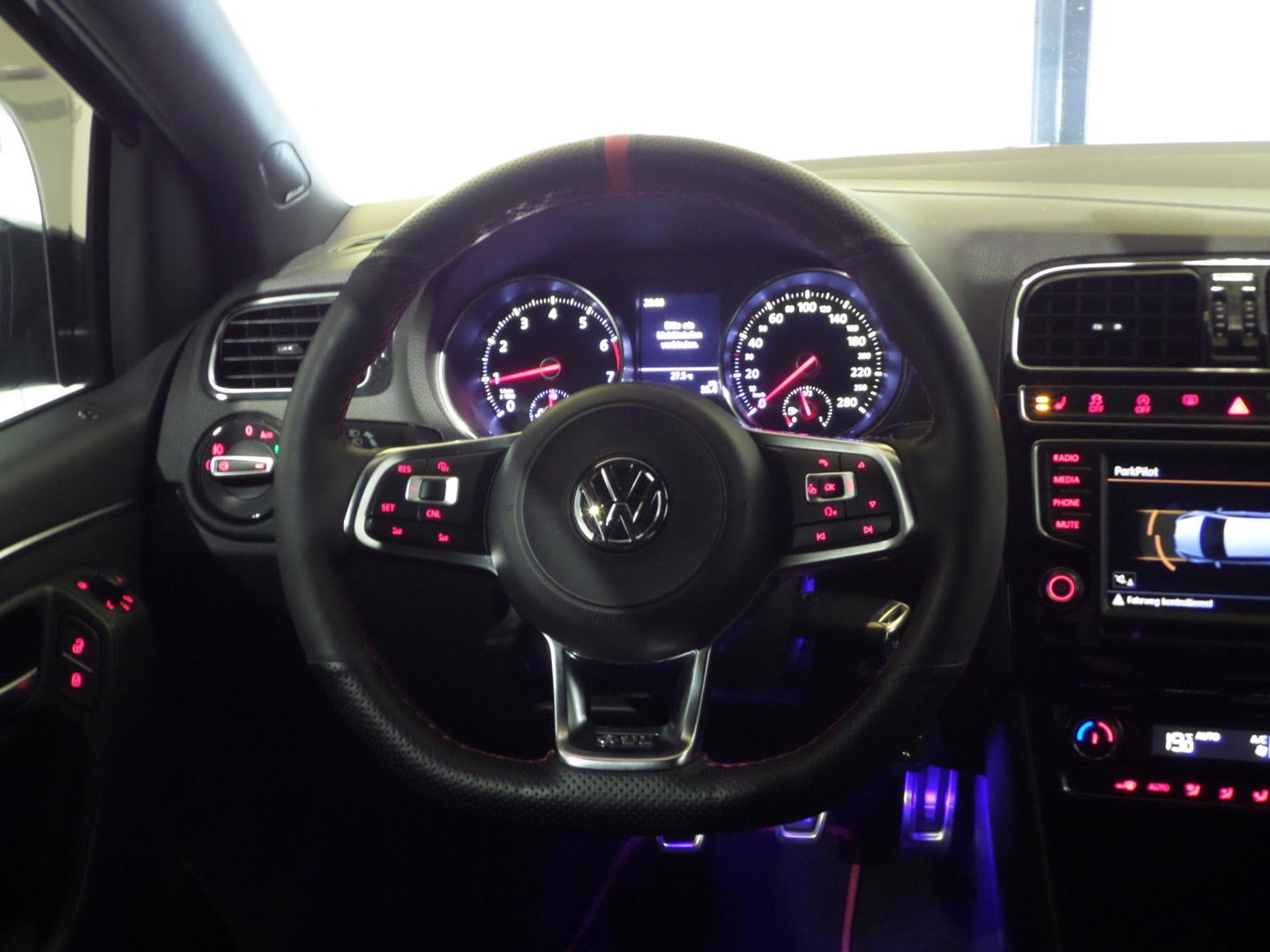 Volkswagen Polo 1.8 TSI GTI Full-LED Apple-Carplay Milltek Maxton OZ-velgen Big brake kit Stoelverwarming Dynaudio
