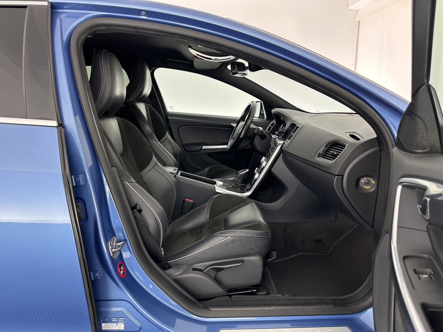 Volvo V60 2.4 D6 AWD Plug-In Hybrid R-Design Aut. *LEATHER-ALCANTARA | XENON | SPORT/HEATED-SEATS | NAVI-FULLMAP | ECC | PDC | CRUISE | 18''ALU | TOWBAR*