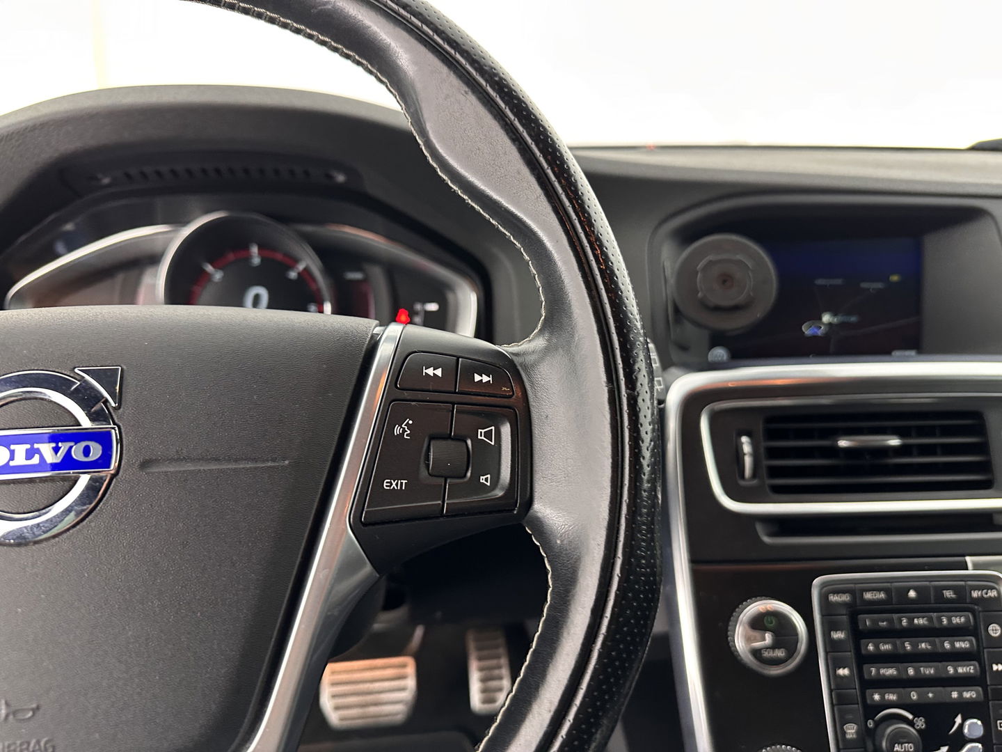 Volvo V60 2.4 D6 AWD Plug-In Hybrid R-Design Aut. *LEATHER-ALCANTARA | XENON | SPORT/HEATED-SEATS | NAVI-FULLMAP | ECC | PDC | CRUISE | 18''ALU | TOWBAR*