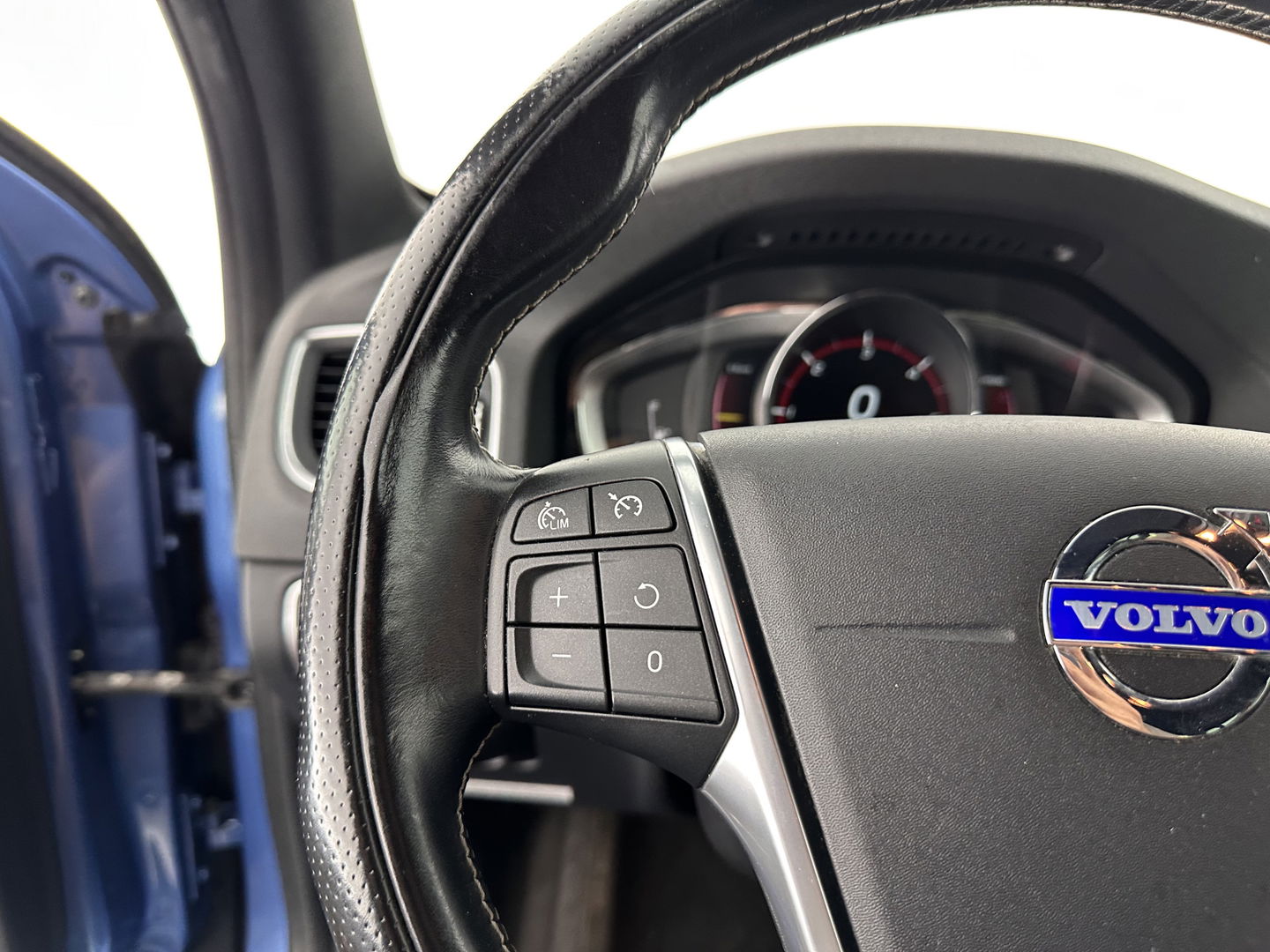 Volvo V60 2.4 D6 AWD Plug-In Hybrid R-Design Aut. *LEATHER-ALCANTARA | XENON | SPORT/HEATED-SEATS | NAVI-FULLMAP | ECC | PDC | CRUISE | 18''ALU | TOWBAR*