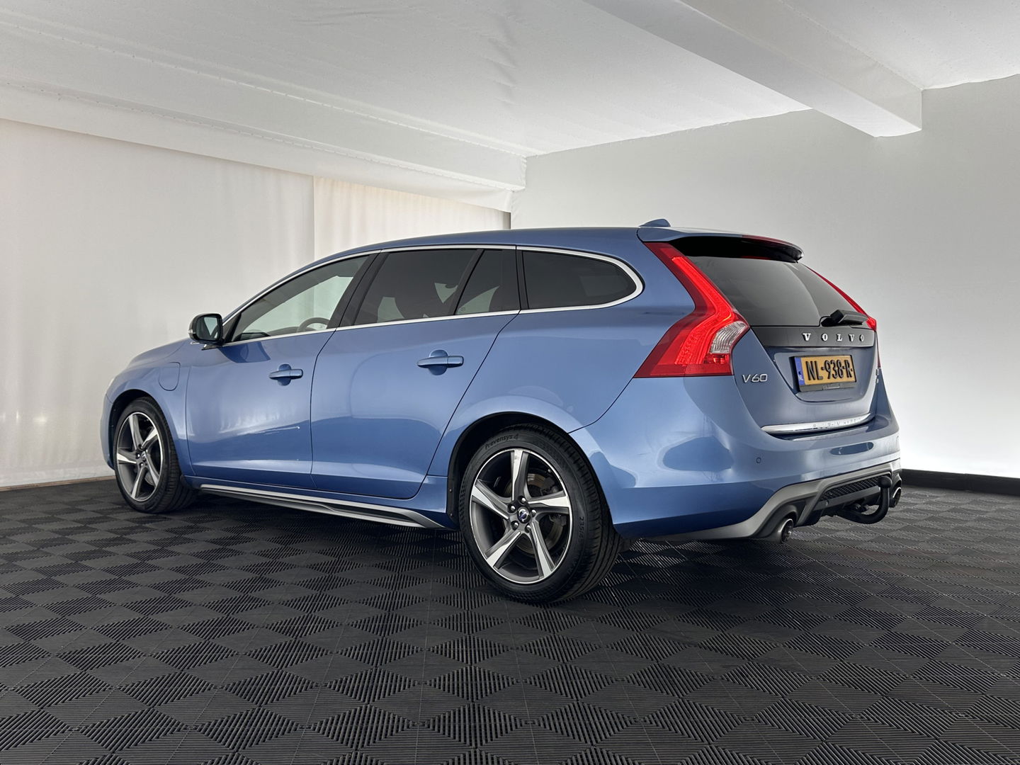 Volvo V60 2.4 D6 AWD Plug-In Hybrid R-Design Aut. *LEATHER-ALCANTARA | XENON | SPORT/HEATED-SEATS | NAVI-FULLMAP | ECC | PDC | CRUISE | 18''ALU | TOWBAR*