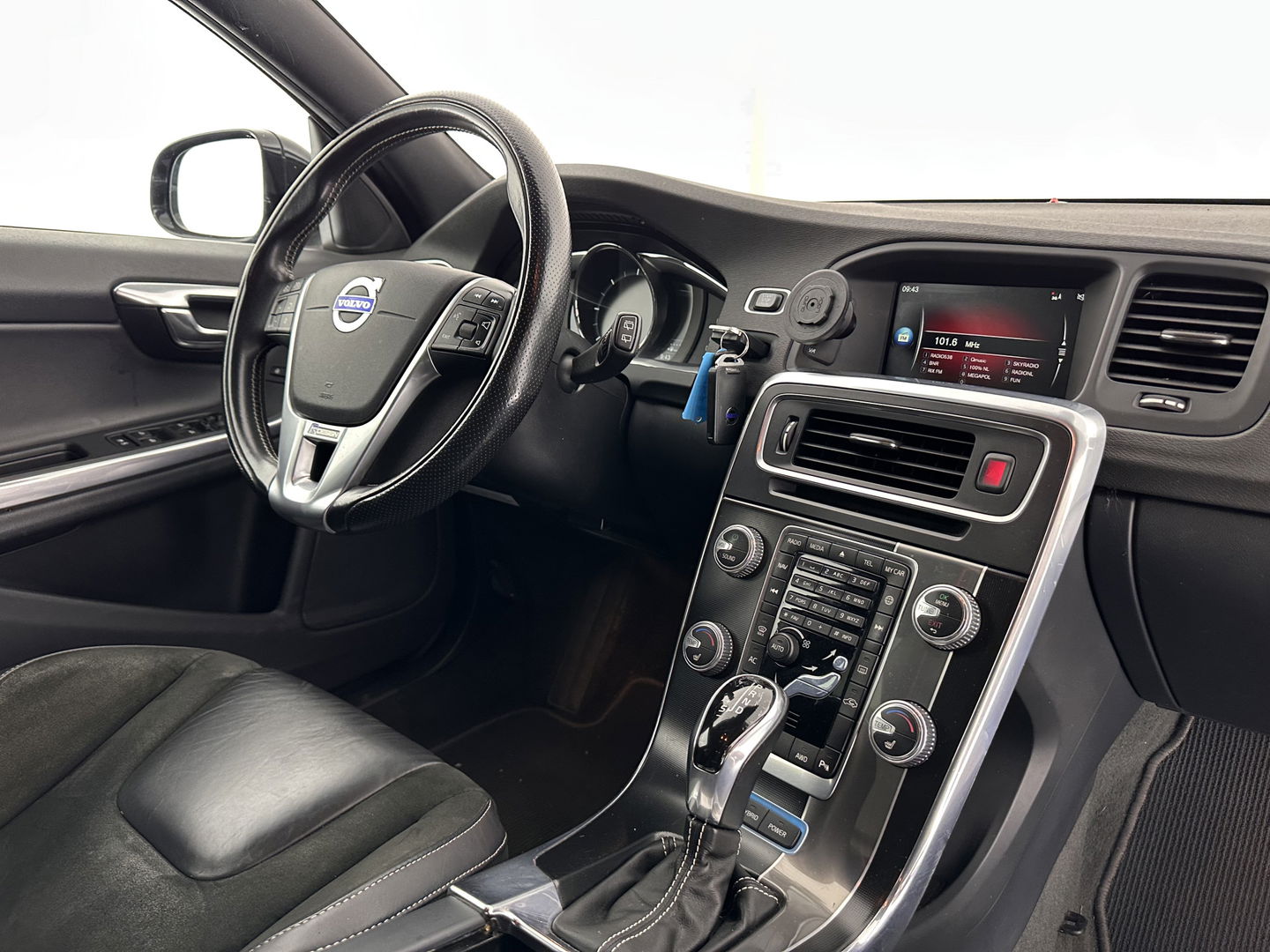 Volvo V60 2.4 D6 AWD Plug-In Hybrid R-Design Aut. *LEATHER-ALCANTARA | XENON | SPORT/HEATED-SEATS | NAVI-FULLMAP | ECC | PDC | CRUISE | 18''ALU | TOWBAR*