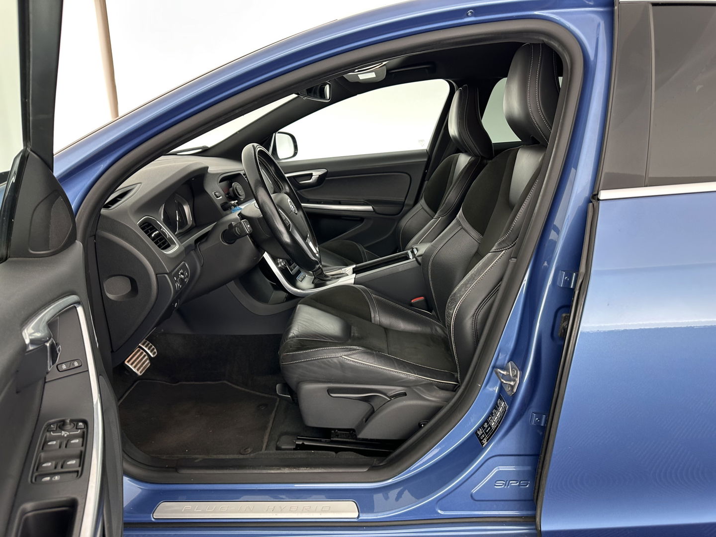 Volvo V60 2.4 D6 AWD Plug-In Hybrid R-Design Aut. *LEATHER-ALCANTARA | XENON | SPORT/HEATED-SEATS | NAVI-FULLMAP | ECC | PDC | CRUISE | 18''ALU | TOWBAR*