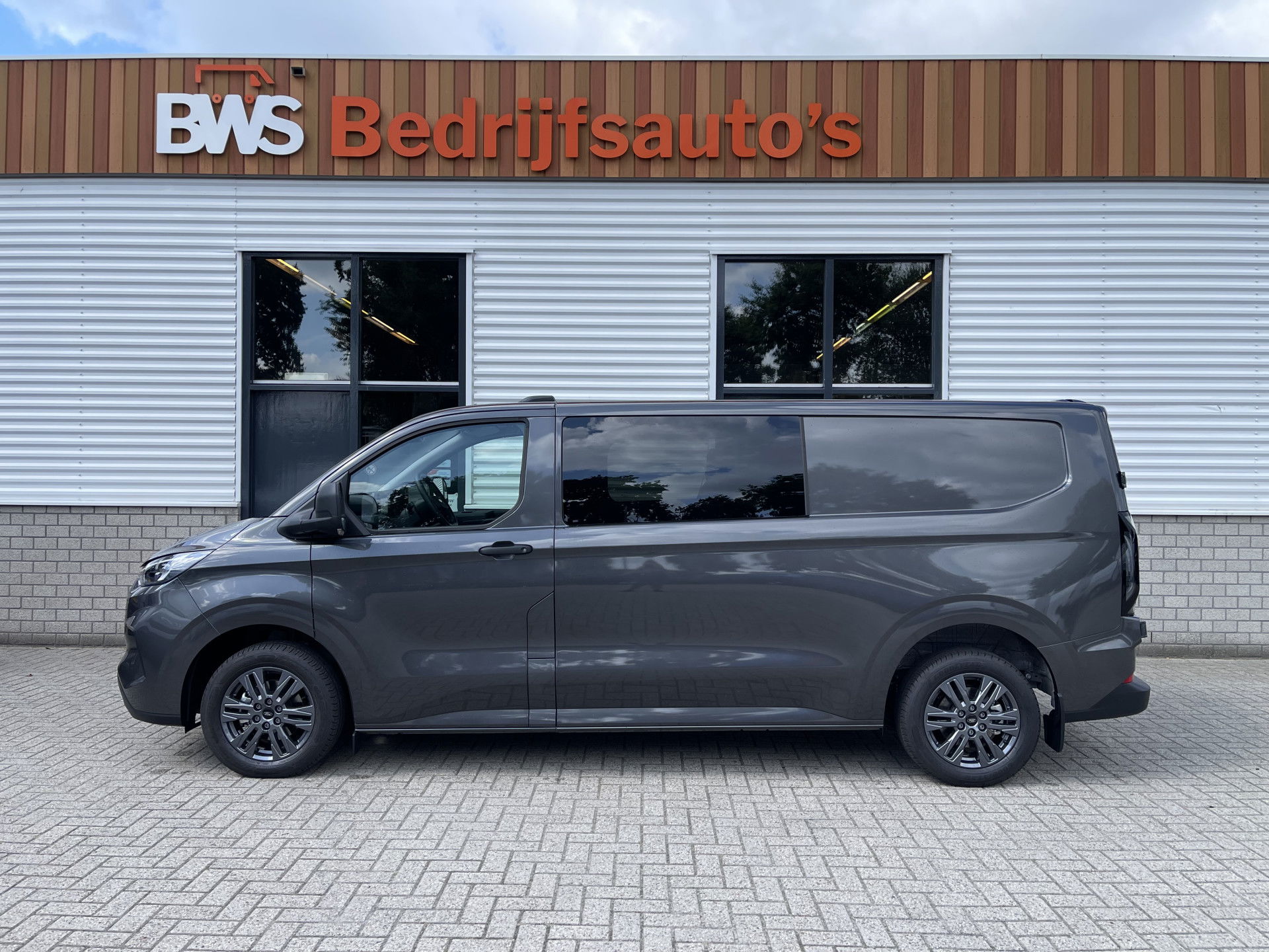 Ford Transit Custom 320 2.0 TDCI 136pk L2H1 Trend DC 6 persoons / NIEUW / BPM vrij! / rijklaar € 39.950 ex btw / lease vanaf € 715 / airco / cruise / camera / metallic lak / led koplampen / euro 6