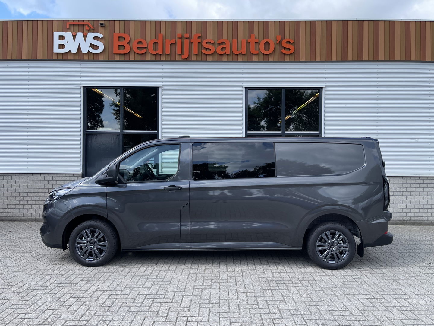 Ford Transit Custom 320 2.0 TDCI 136pk L2H1 Trend DC 6 persoons / NIEUW / BPM vrij! / rijklaar € 39.950 ex btw / lease vanaf € 715 / airco / cruise / camera / metallic lak / led koplampen / euro 6